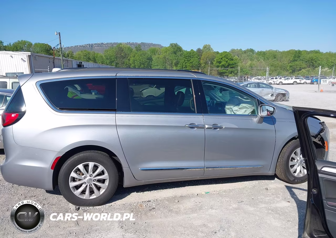 2017 Chrysler Pacifica Touring-L VIN:2C4RC1BG0HR524863 - 13
