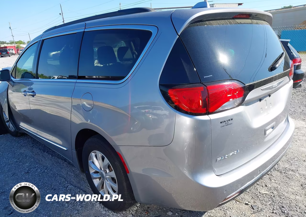 2017 Chrysler Pacifica Touring-L VIN:2C4RC1BG0HR524863 - 3