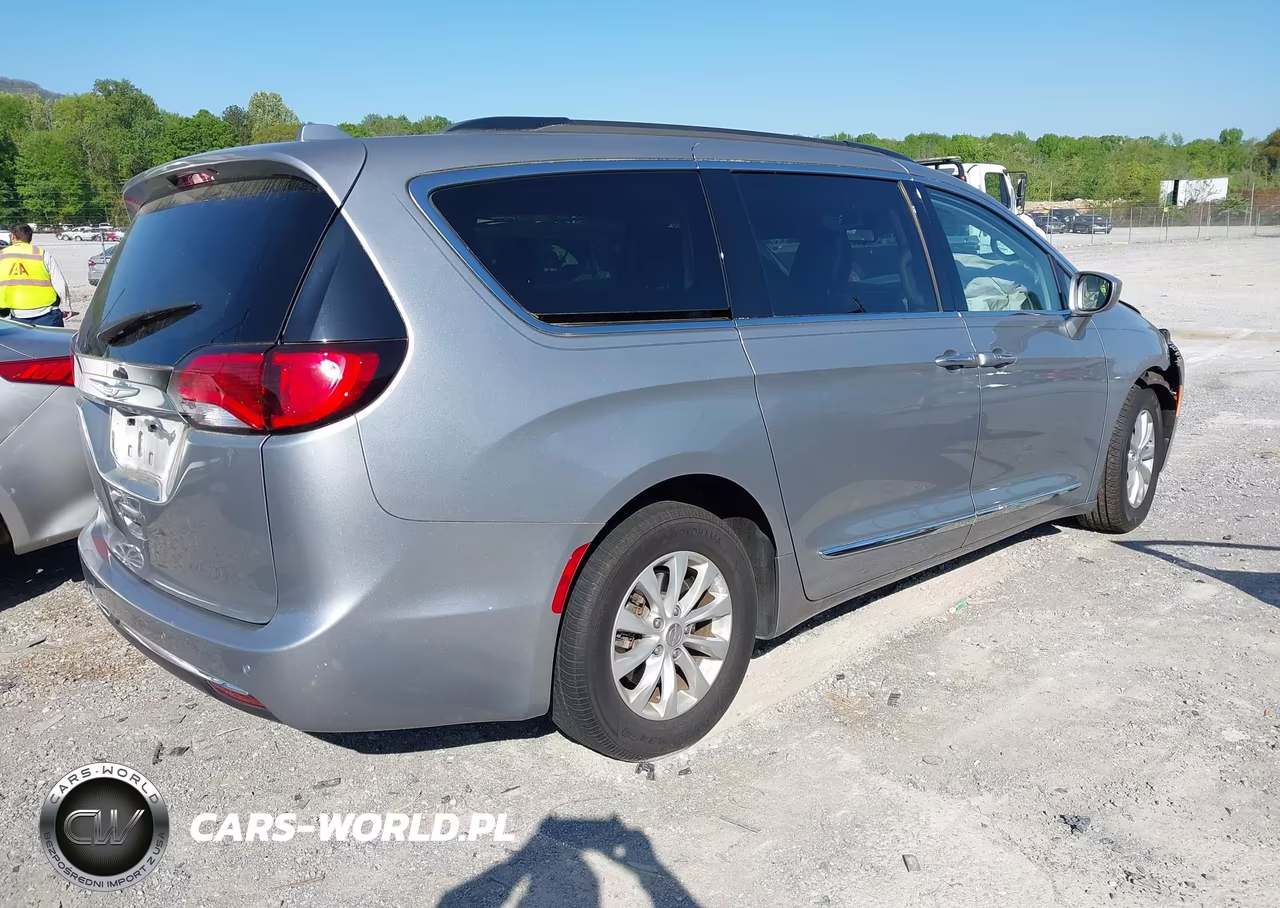 2017 Chrysler Pacifica Touring-L VIN:2C4RC1BG0HR524863 - 4