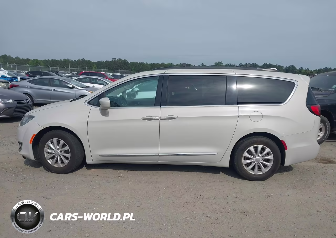 2017 Chrysler Pacifica Touring-L VIN:2C4RC1BG5HR739350 - 14