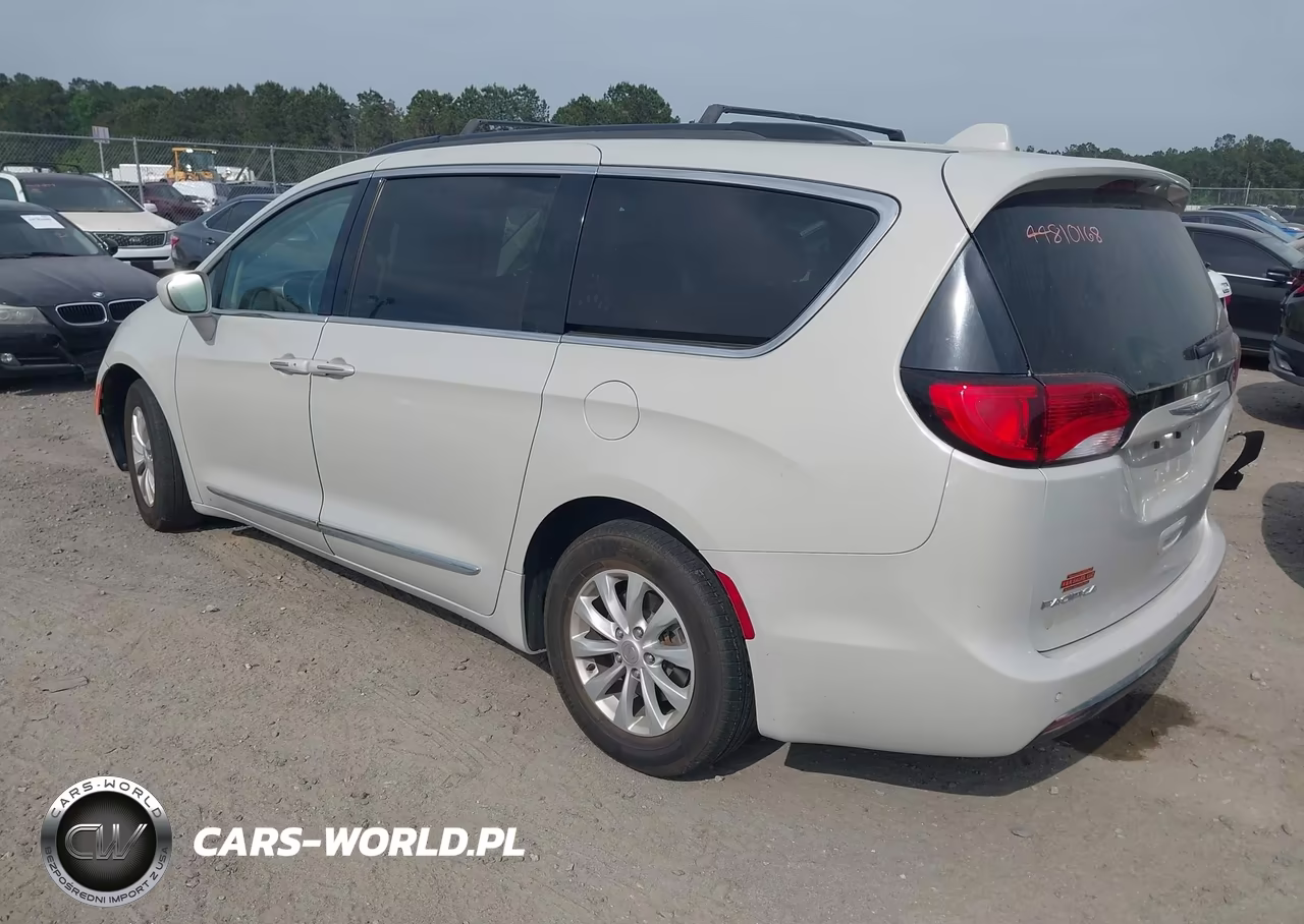 2017 Chrysler Pacifica Touring-L VIN:2C4RC1BG5HR739350 - 3