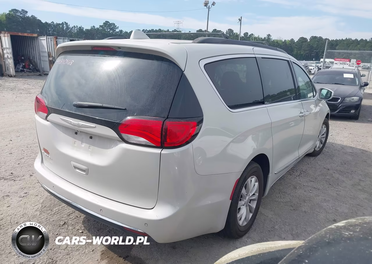 2017 Chrysler Pacifica Touring-L VIN:2C4RC1BG5HR739350 - 4