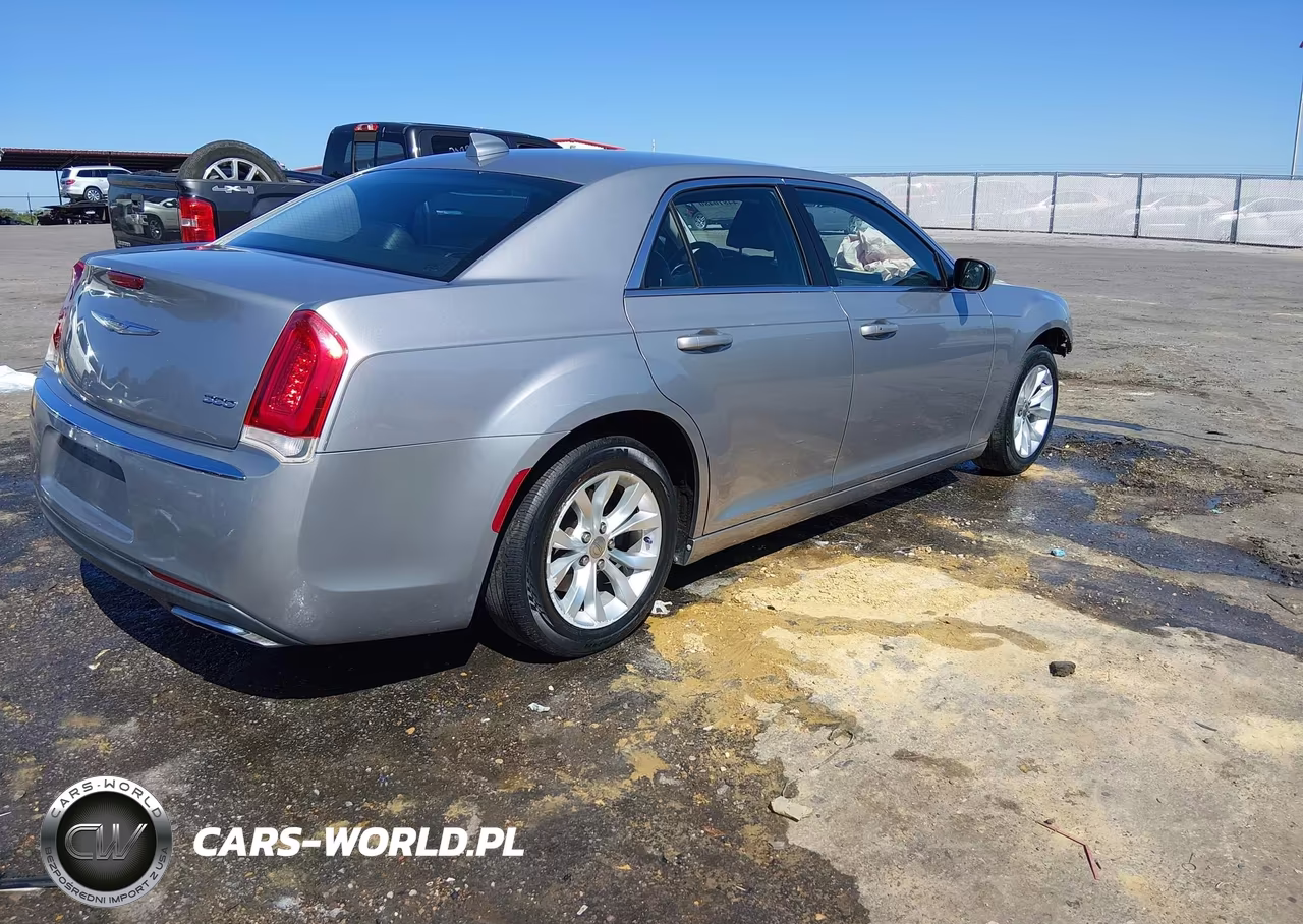 2015 Chrysler 300 Limited VIN:2C3CCAAG3FH908831 - 4