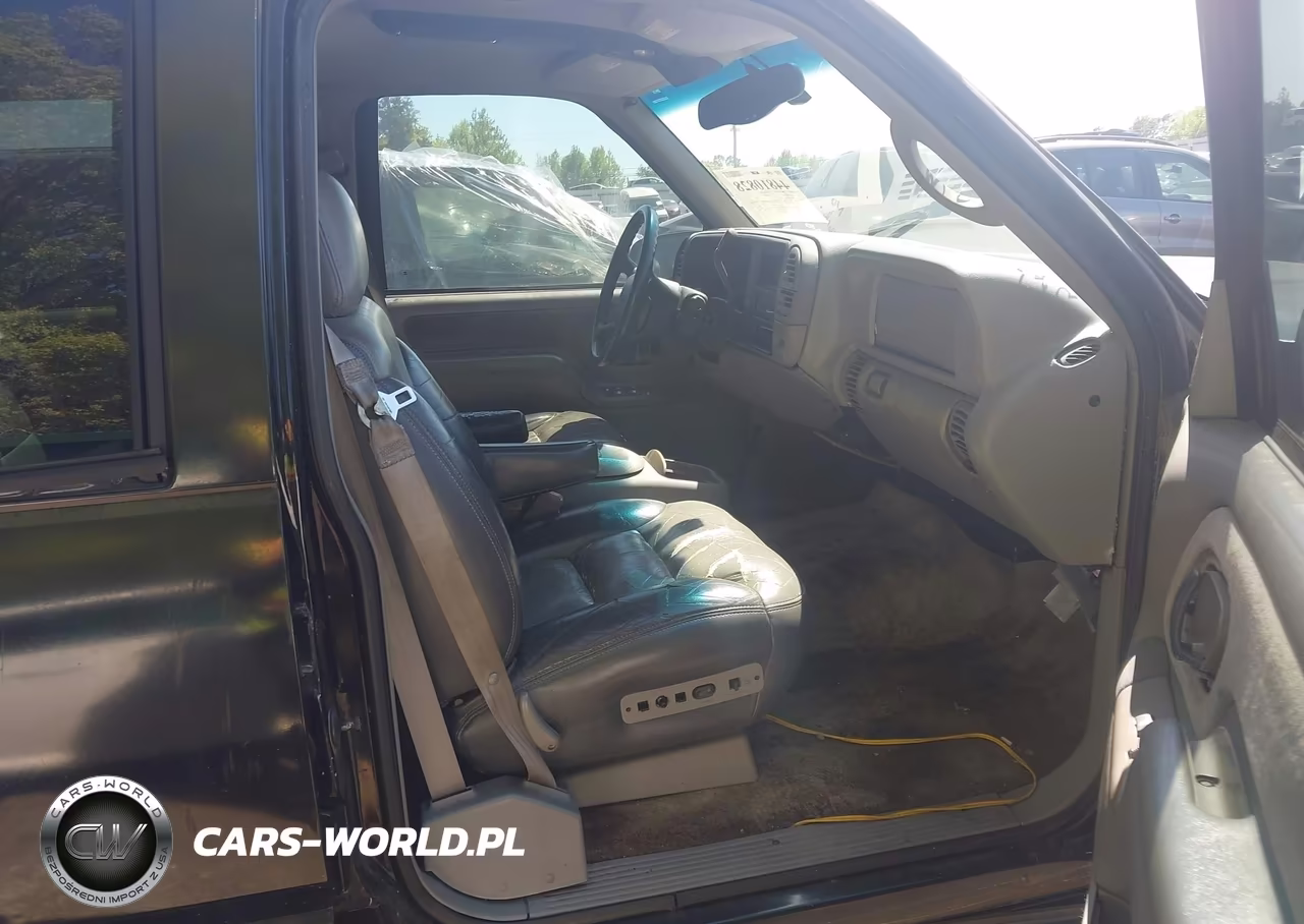 2000 Chevrolet Tahoe Limited VIN:1GNEC13R4YR130830 - 5