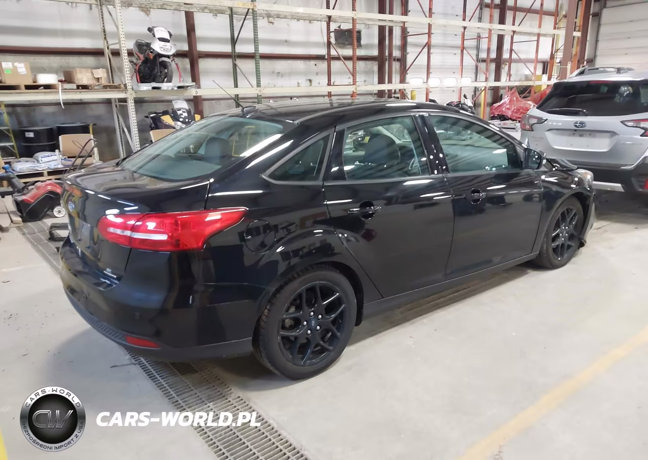 2016 Ford Focus Se VIN:1FADP3F27GL212125 - 4