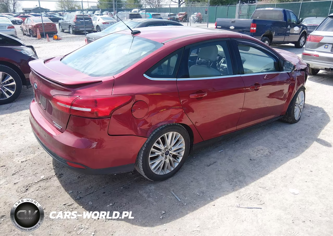 2015 Ford Focus Titanium VIN:1FADP3J28FL323157 - 4