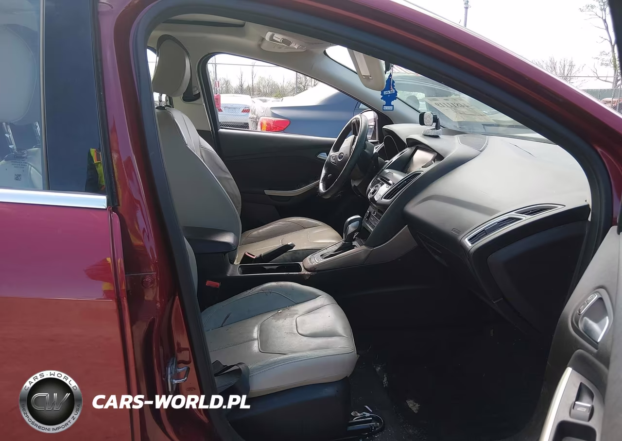 2015 Ford Focus Titanium VIN:1FADP3J28FL323157 - 5