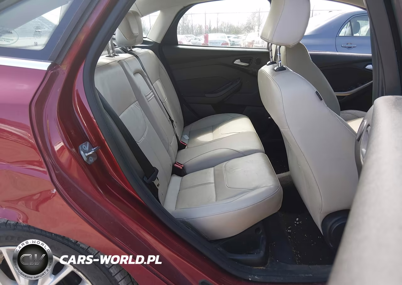 2015 Ford Focus Titanium VIN:1FADP3J28FL323157 - 8