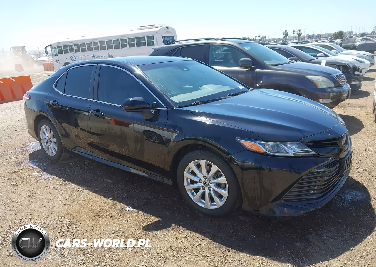 2018 Toyota Camry Le – zdjęcie 1 z 16