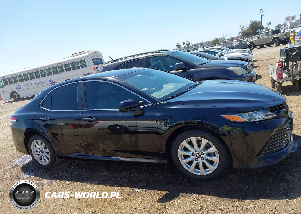 2018 Toyota Camry Le VIN:4T1B11HK1JU011080 - 13