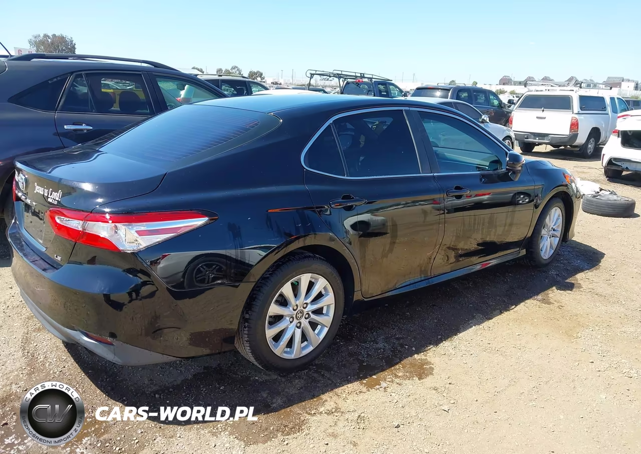 2018 Toyota Camry Le VIN:4T1B11HK1JU011080 - 4