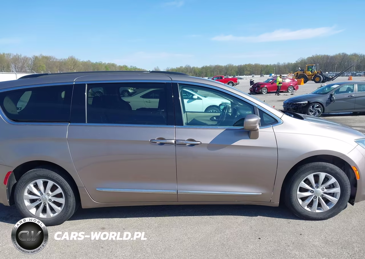2017 Chrysler Pacifica Touring-L VIN:2C4RC1BG8HR535626 - 13