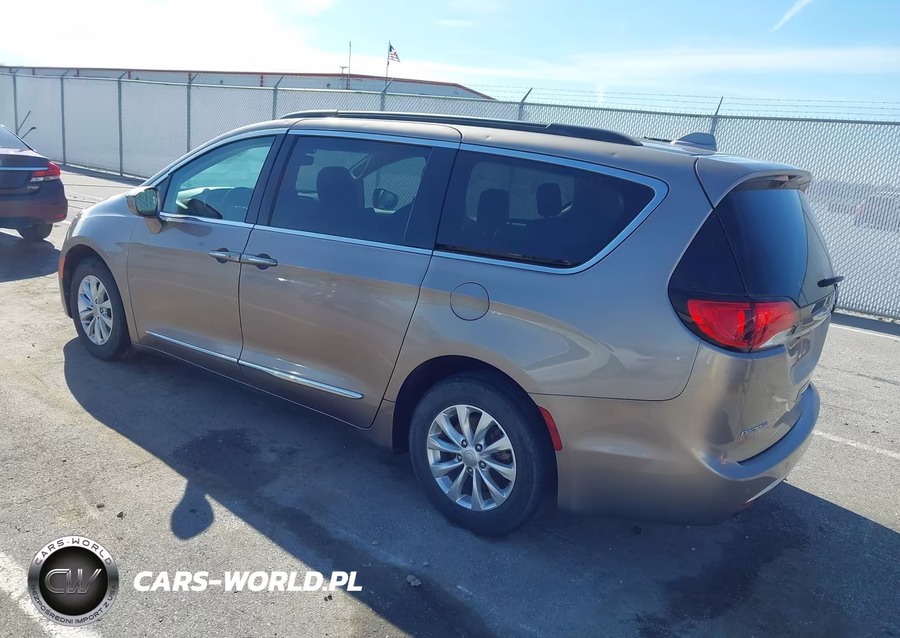 2017 Chrysler Pacifica Touring-L VIN:2C4RC1BG8HR535626 - 3