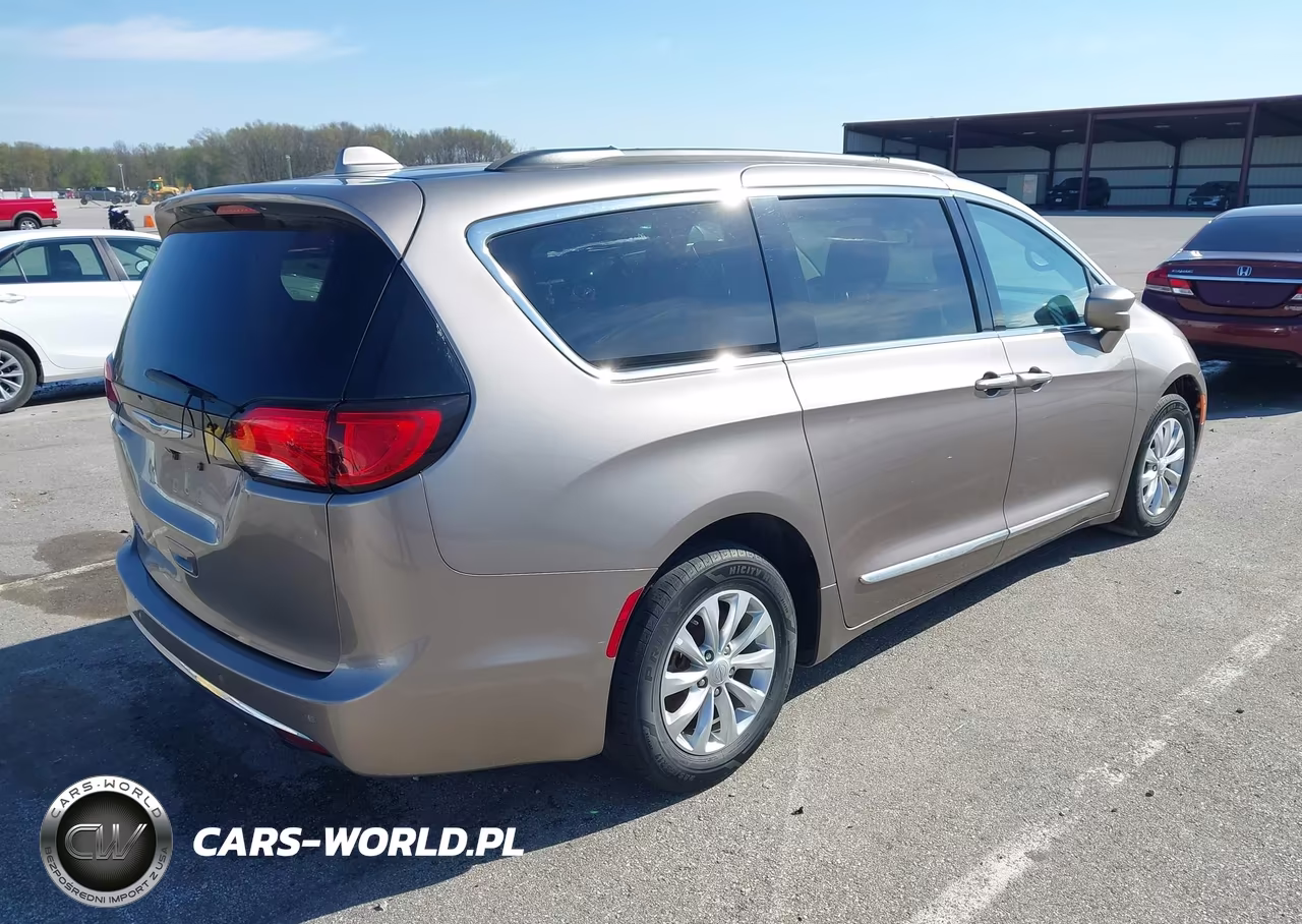 2017 Chrysler Pacifica Touring-L VIN:2C4RC1BG8HR535626 - 4