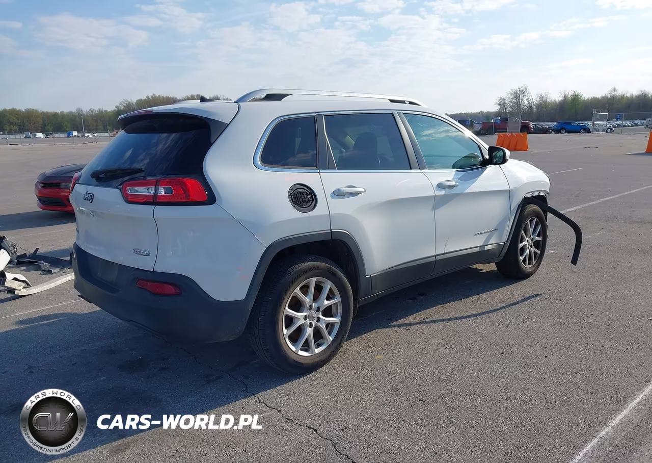 2015 Jeep Cherokee Latitude VIN:1C4PJMCB3FW744178 - 4