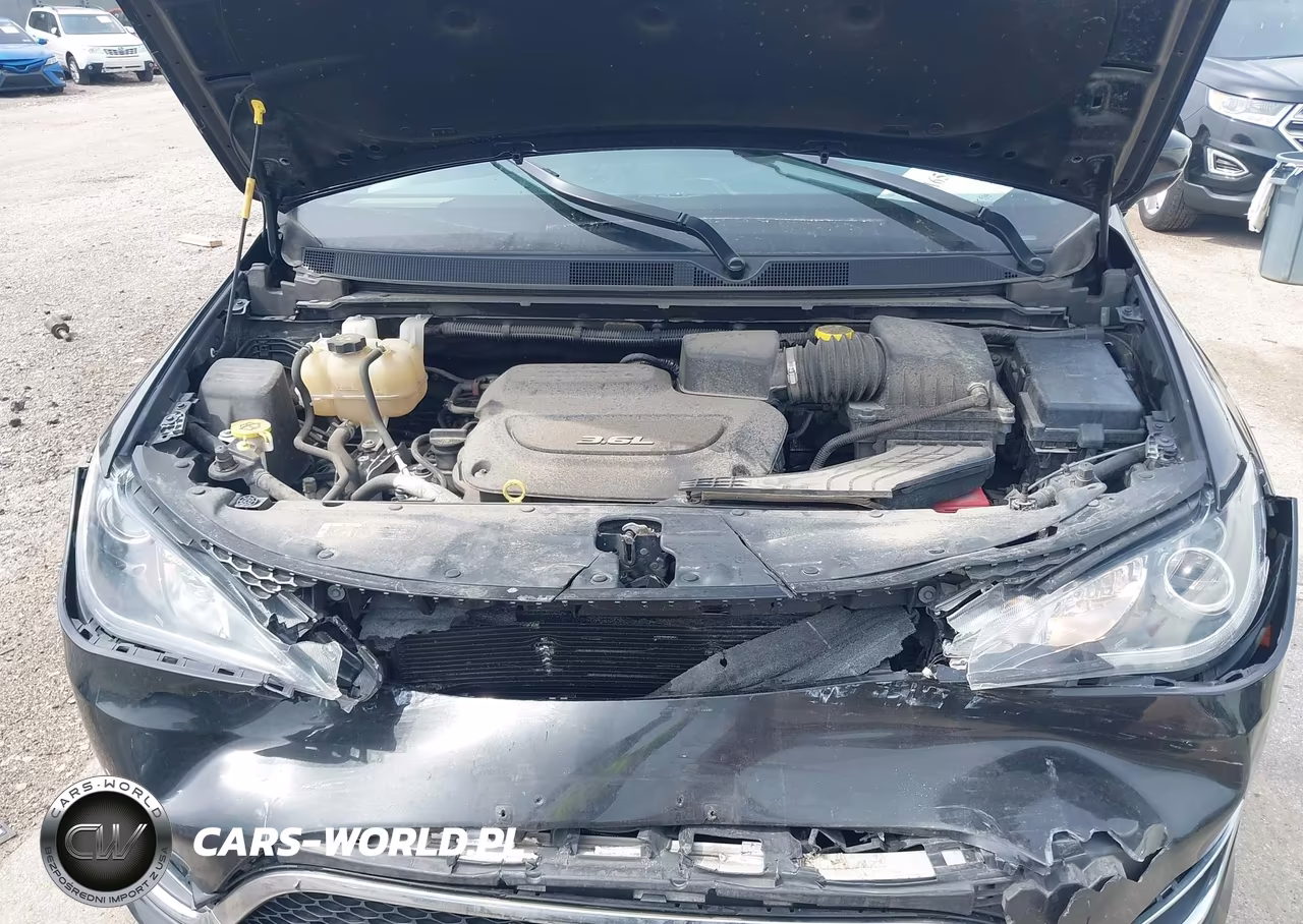 2018 Chrysler Pacifica Touring Plus VIN:2C4RC1FG8JR294330 - 10
