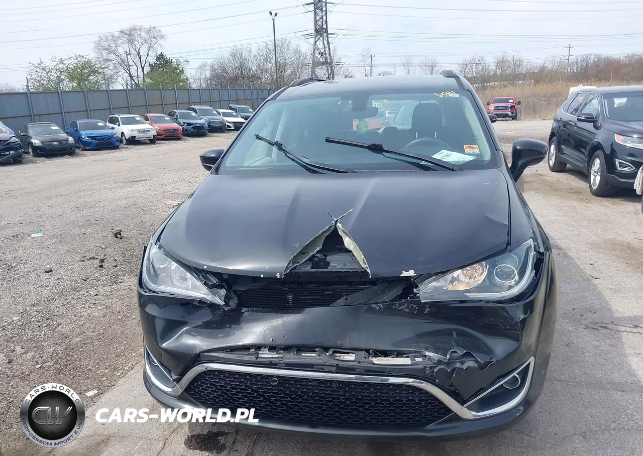 2018 Chrysler Pacifica Touring Plus VIN:2C4RC1FG8JR294330 - 12