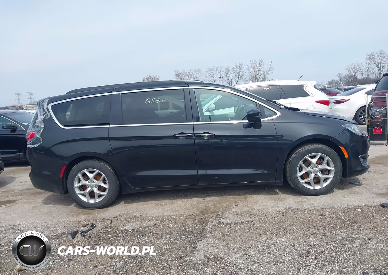 2018 Chrysler Pacifica Touring Plus VIN:2C4RC1FG8JR294330 - 13