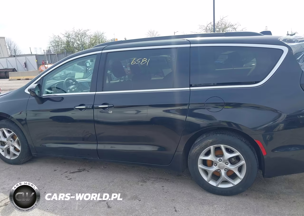 2018 Chrysler Pacifica Touring Plus VIN:2C4RC1FG8JR294330 - 14