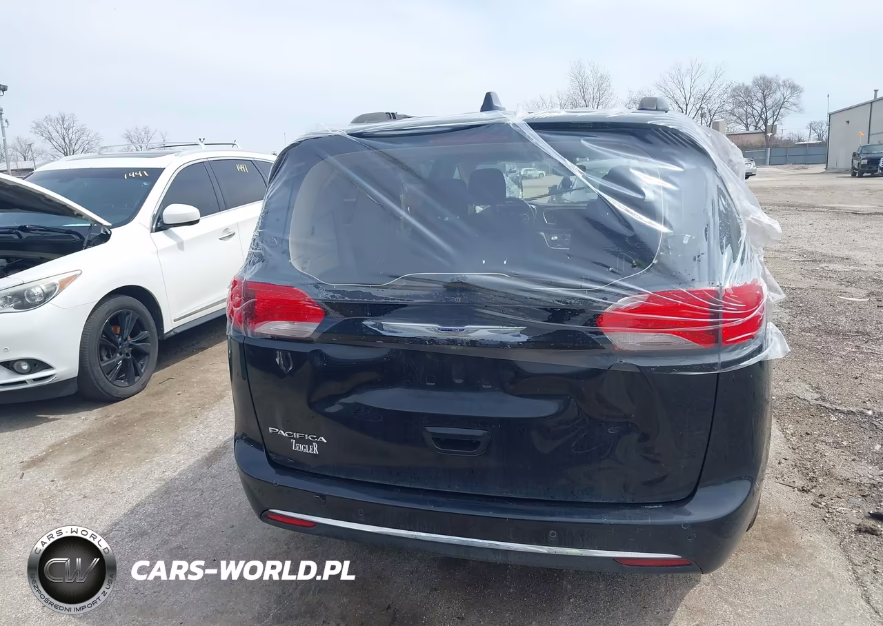 2018 Chrysler Pacifica Touring Plus VIN:2C4RC1FG8JR294330 - 16