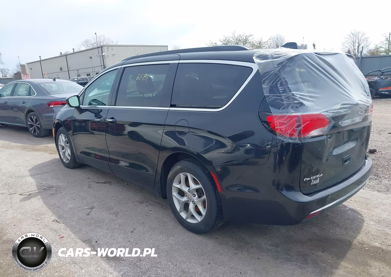 2018 Chrysler Pacifica Touring Plus VIN:2C4RC1FG8JR294330 - 3