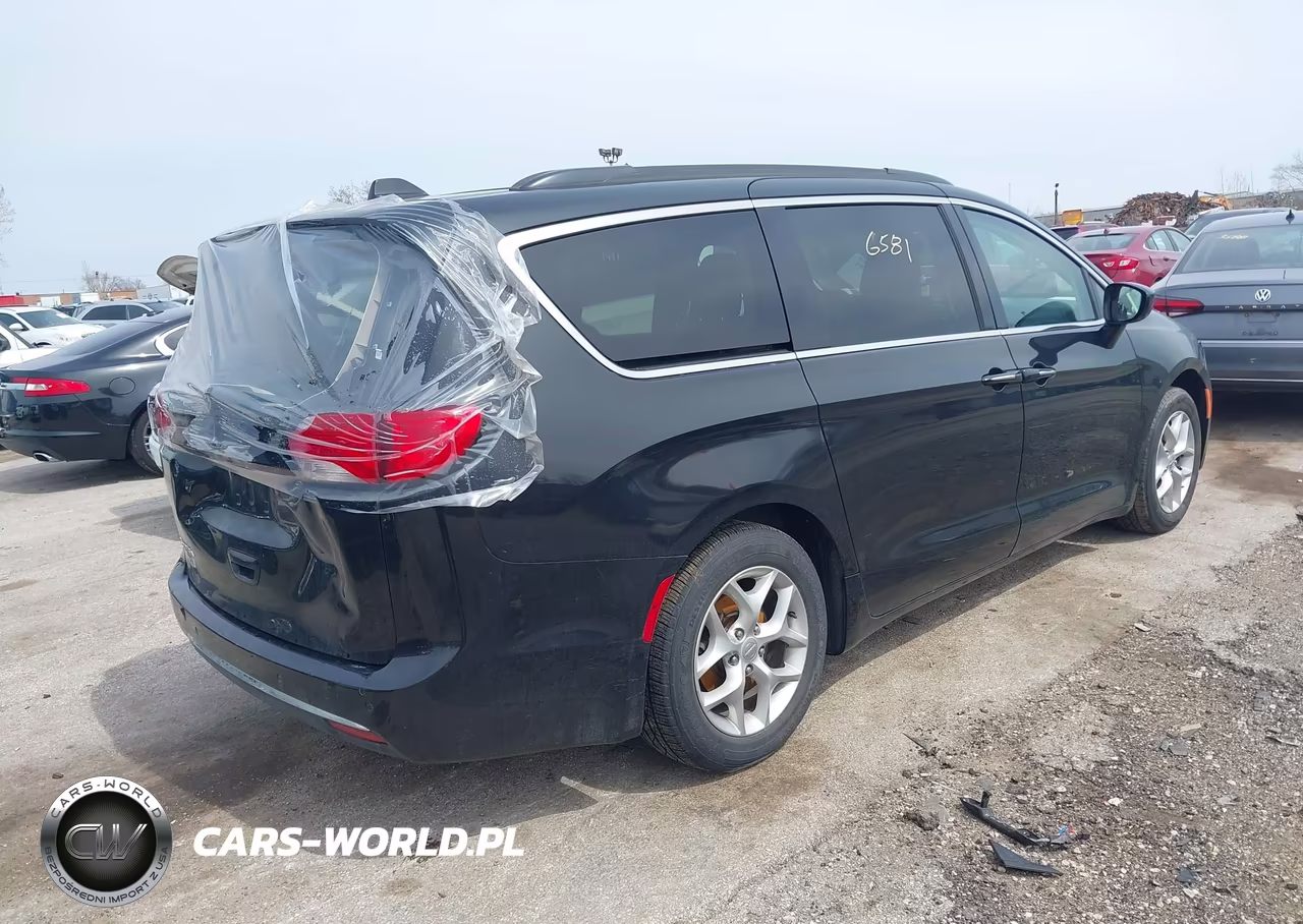 2018 Chrysler Pacifica Touring Plus VIN:2C4RC1FG8JR294330 - 4