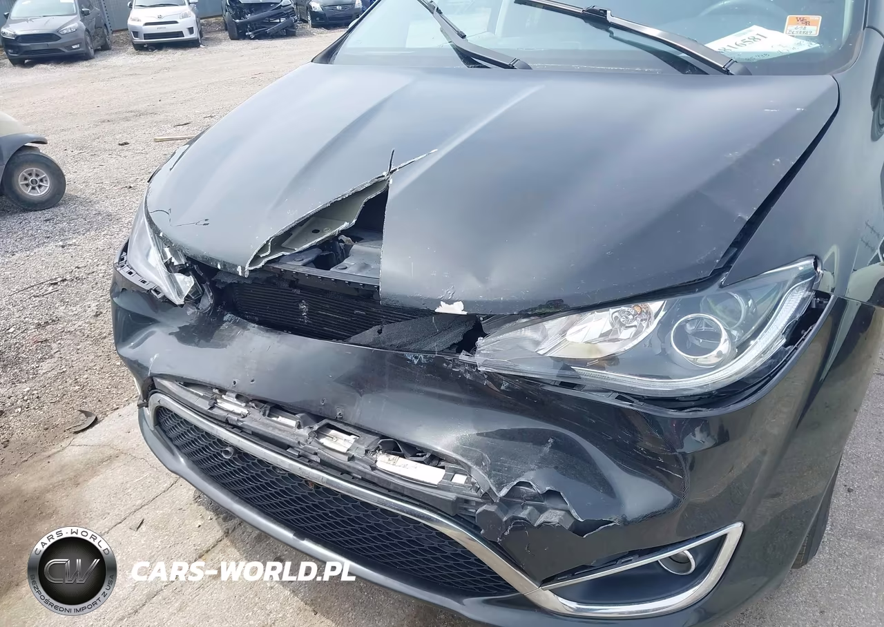 2018 Chrysler Pacifica Touring Plus VIN:2C4RC1FG8JR294330 - 6