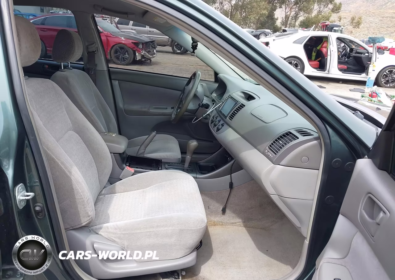 2002 Toyota Camry Le VIN:JTDBE32K520113598 - 5