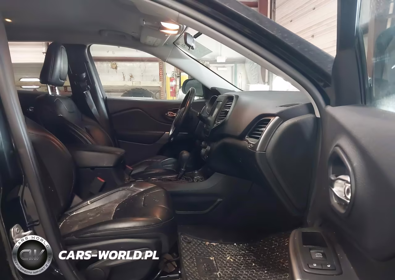 2019 Jeep Cherokee Latitude Plus 4X4 VIN:1C4PJMLX4KD156243 - 5