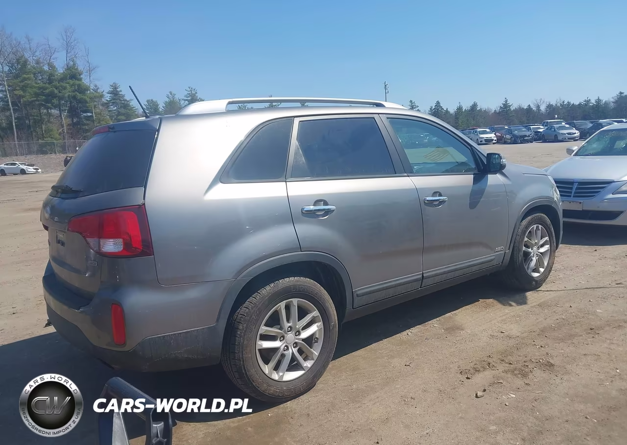 2015 Kia Sorento Lx VIN:5XYKTDA65FG554700 - 4