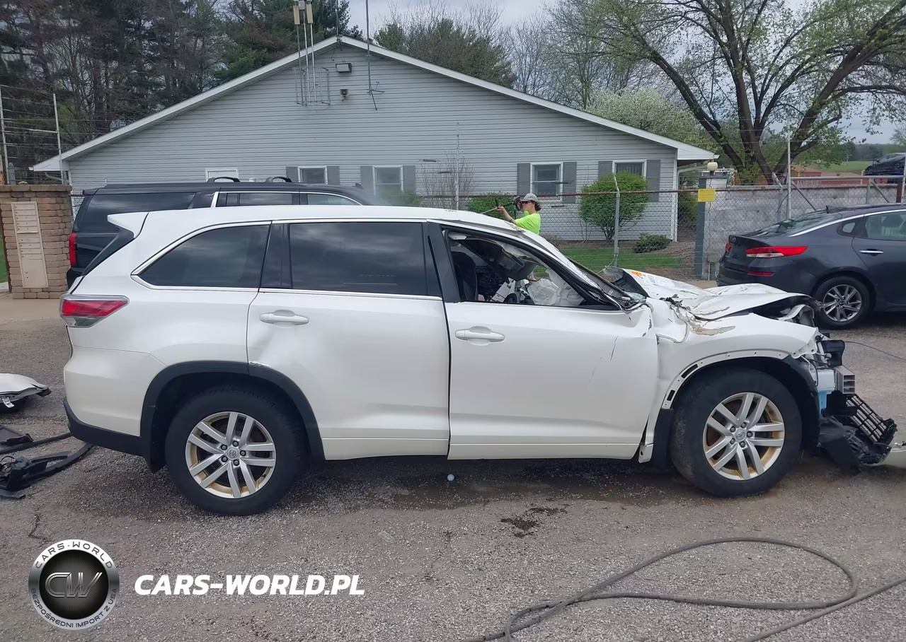 2015 Toyota Highlander Le V6 VIN:5TDBKRFH0FS088591 - 14
