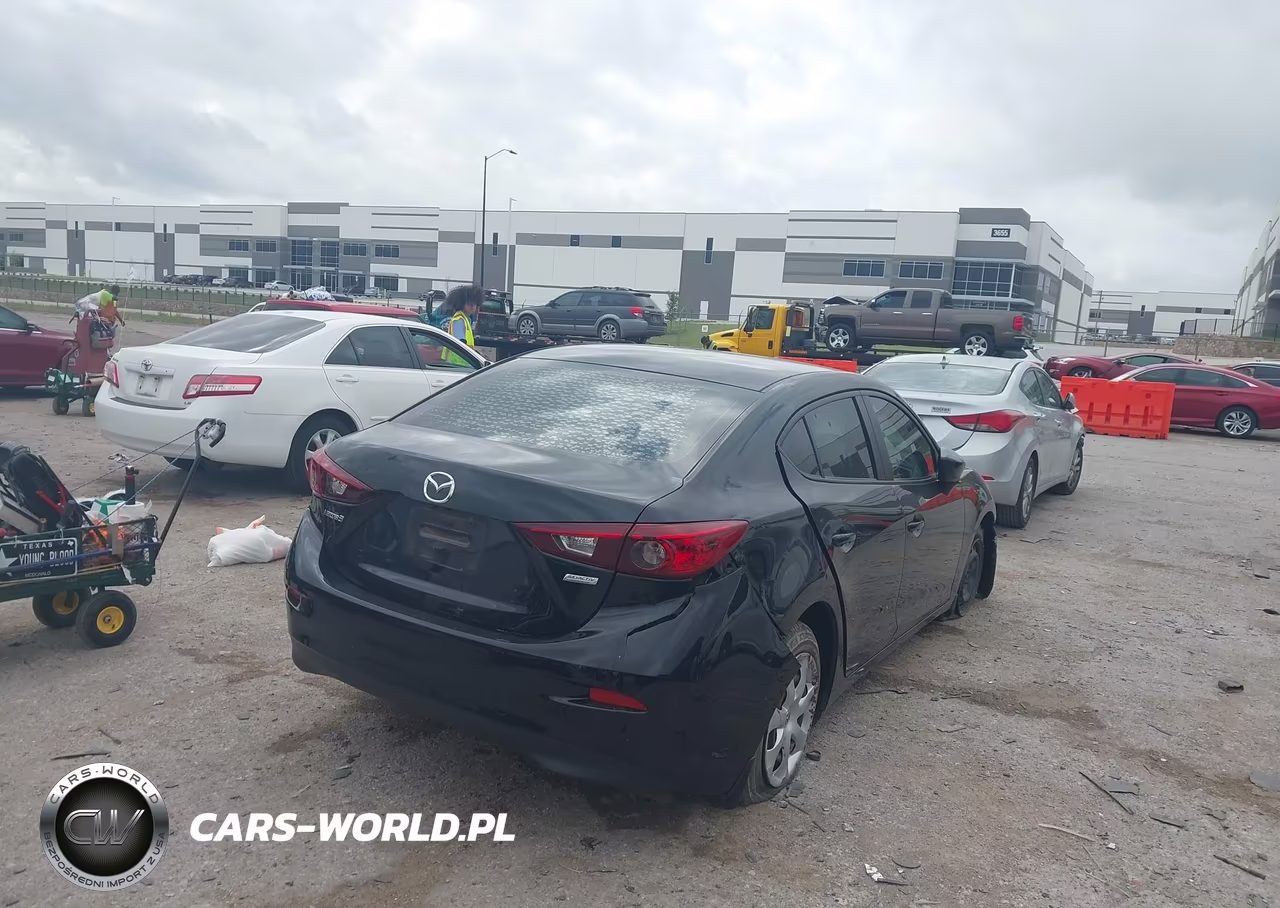 2018 Mazda Mazda3 Sport VIN:3MZBN1U73JM264509 - 4