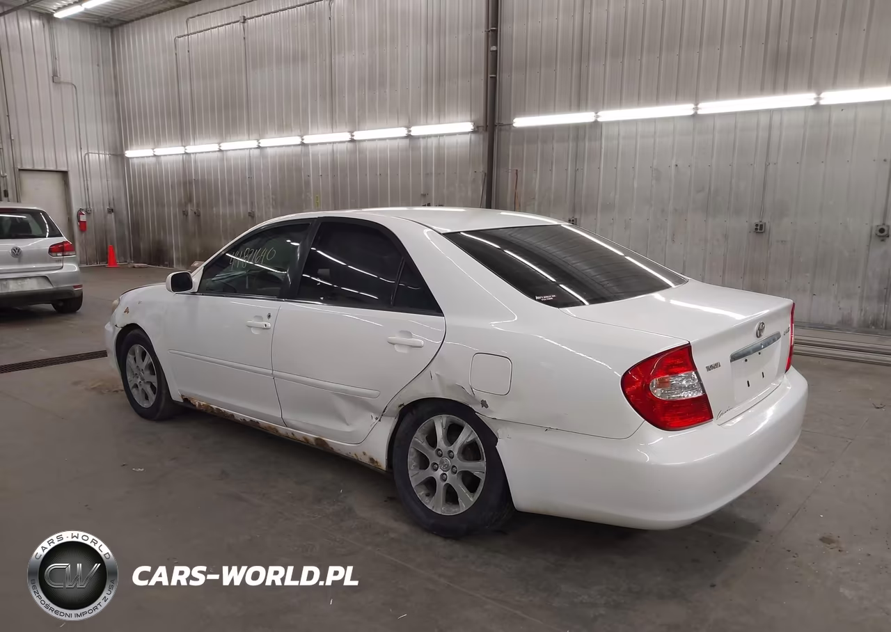 2004 Toyota Camry Le VIN:JTDBE30K340283075 - 3