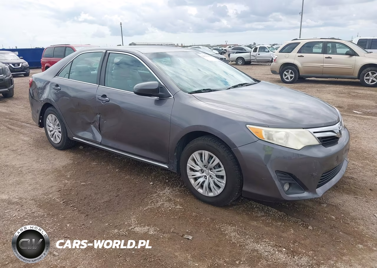 2014 Toyota Camry Le – zdjęcie 1 z 16