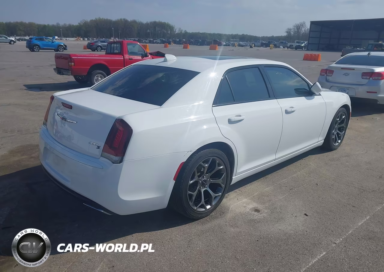 2015 Chrysler 300 300S VIN:2C3CCABG2FH903781 - 4