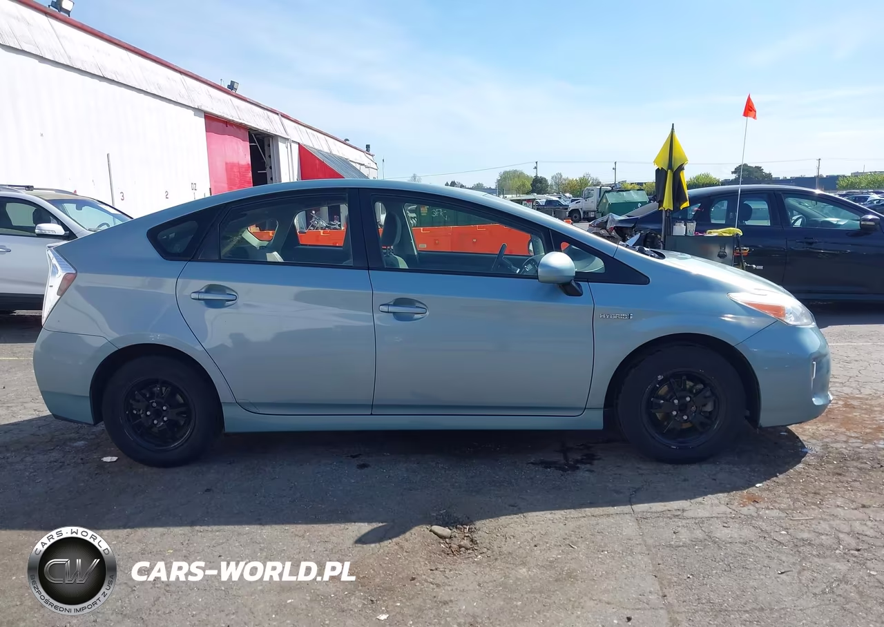 2015 Toyota Prius Two VIN:JTDKN3DU2F2003357 - 13