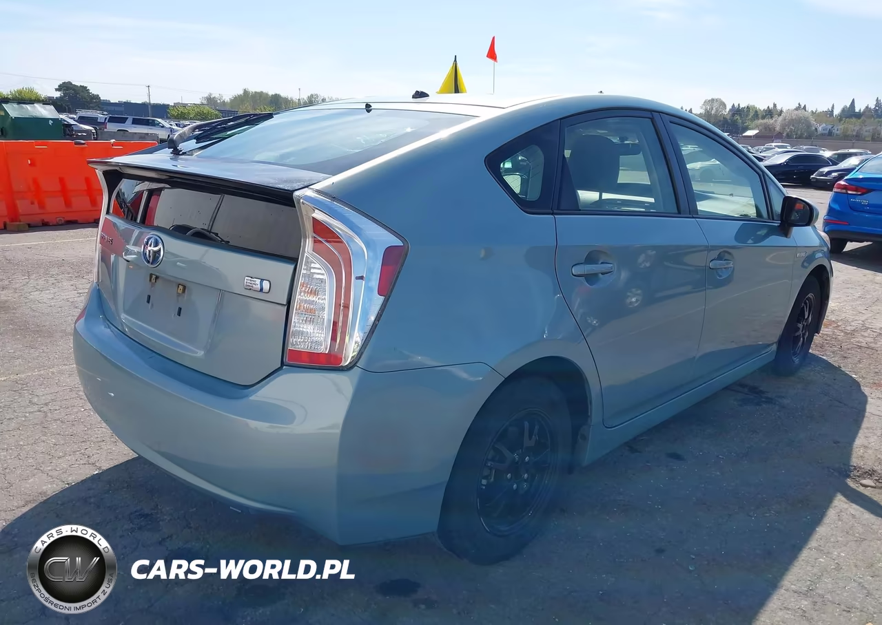 2015 Toyota Prius Two VIN:JTDKN3DU2F2003357 - 4