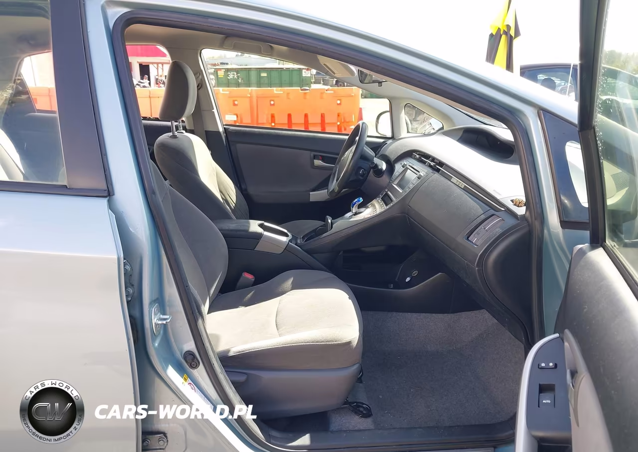 2015 Toyota Prius Two VIN:JTDKN3DU2F2003357 - 5