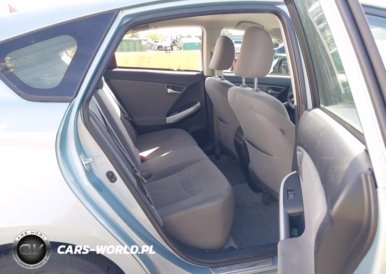 2015 Toyota Prius Two VIN:JTDKN3DU2F2003357 - 8