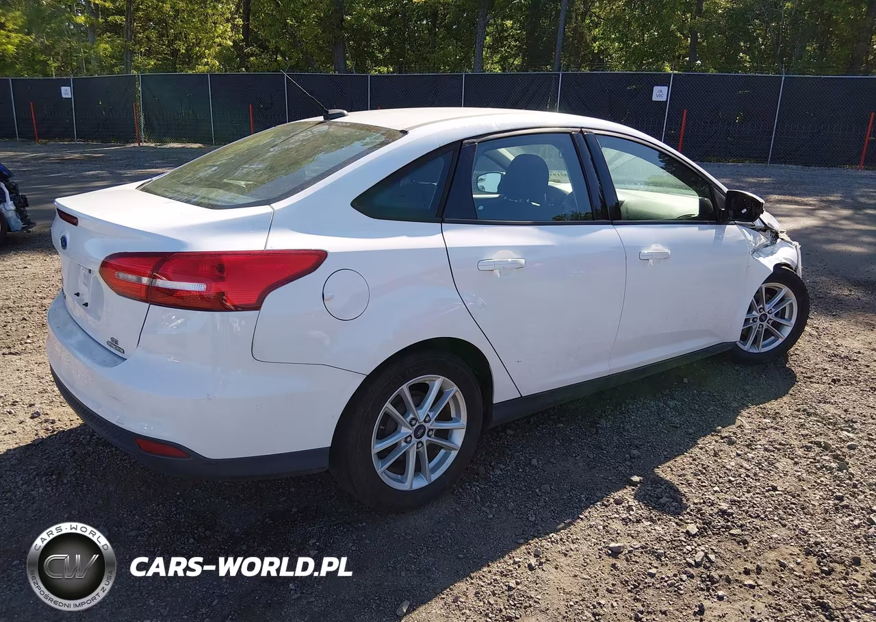 2015 Ford Focus Se VIN:1FADP3F20FL250357 - 4