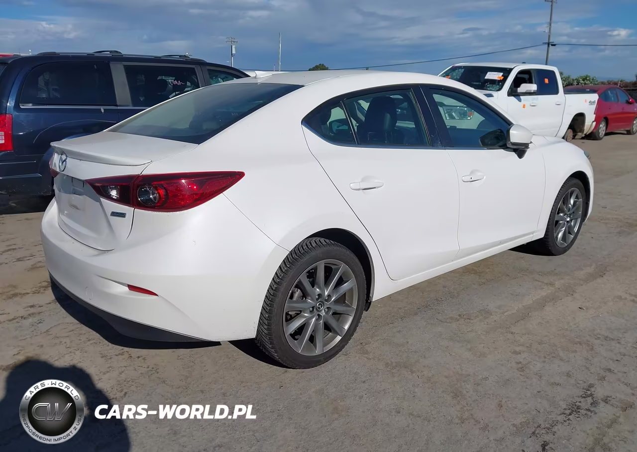 2018 Mazda Mazda3 Touring VIN:3MZBN1V39JM248696 - 4