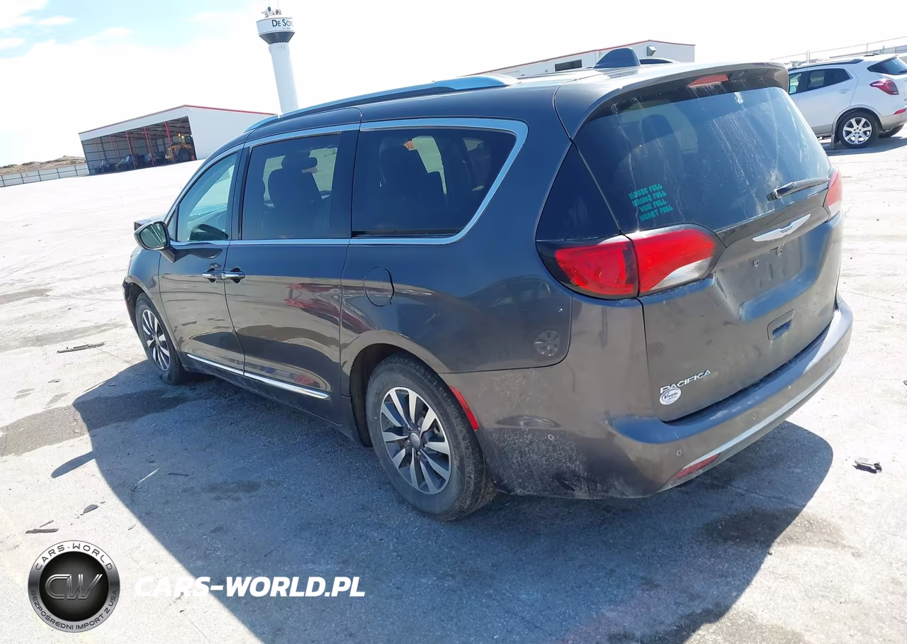 2020 Chrysler Pacifica Touring L Plus VIN:2C4RC1EG5LR127668 - 3