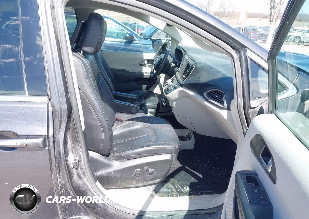 2020 Chrysler Pacifica Touring L Plus VIN:2C4RC1EG5LR127668 - 5