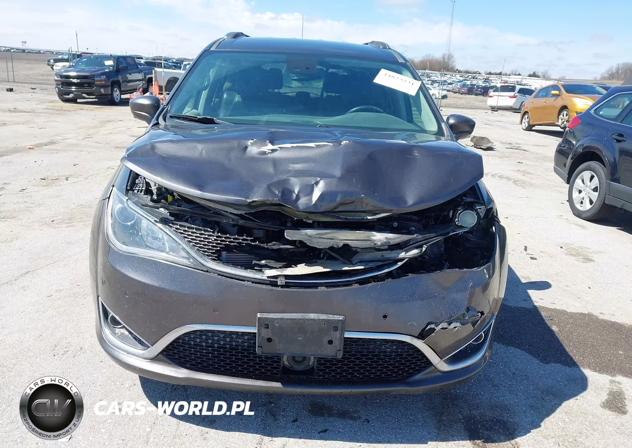 2020 Chrysler Pacifica Touring L Plus VIN:2C4RC1EG5LR127668 - 6