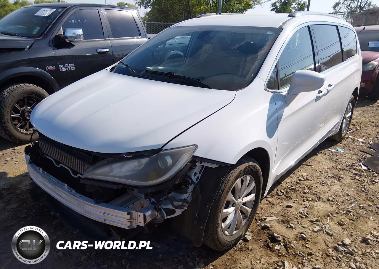 2019 Chrysler Pacifica Touring L VIN:2C4RC1BG4KR650621 - 2