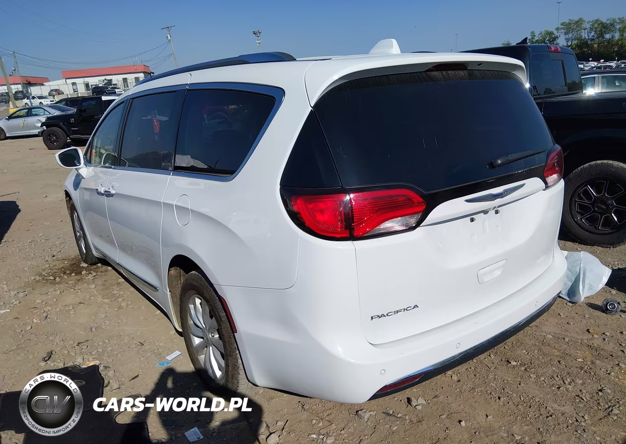 2019 Chrysler Pacifica Touring L VIN:2C4RC1BG4KR650621 - 3