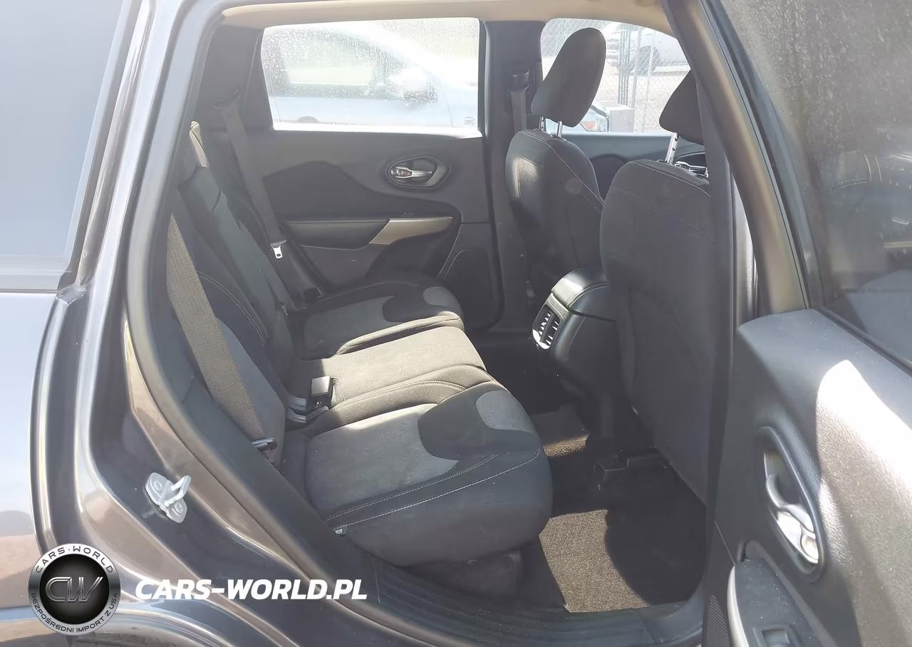 2018 Jeep Cherokee Latitude Tech Connect 4X4 VIN:1C4PJMCB9JD586921 - 8