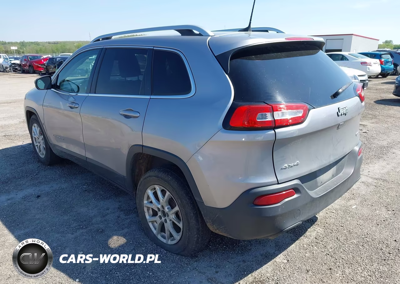 2017 Jeep Cherokee Latitude 4X4 VIN:1C4PJMCS3HW530522 - 3