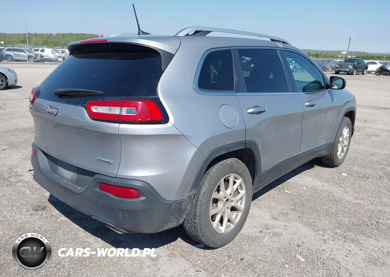 2017 Jeep Cherokee Latitude 4X4 VIN:1C4PJMCS3HW530522 - 4