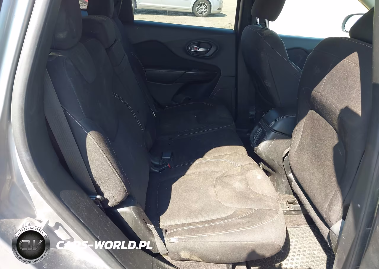 2017 Jeep Cherokee Latitude 4X4 VIN:1C4PJMCS3HW530522 - 8